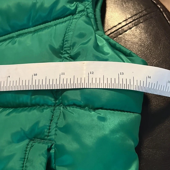 Old Navy Girls Green Puffer Vest.  Size Small - Picture 8 of 10